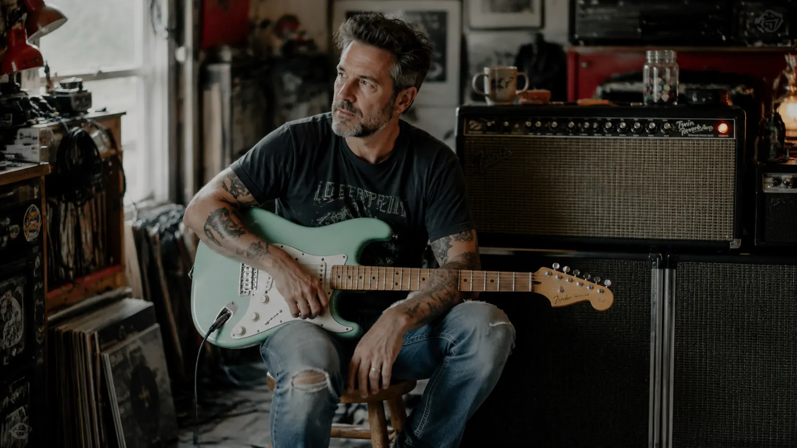 Squier Classic Vibe '50s vs Epiphone Les Paul Standard: Which Budget Guitar Wins?